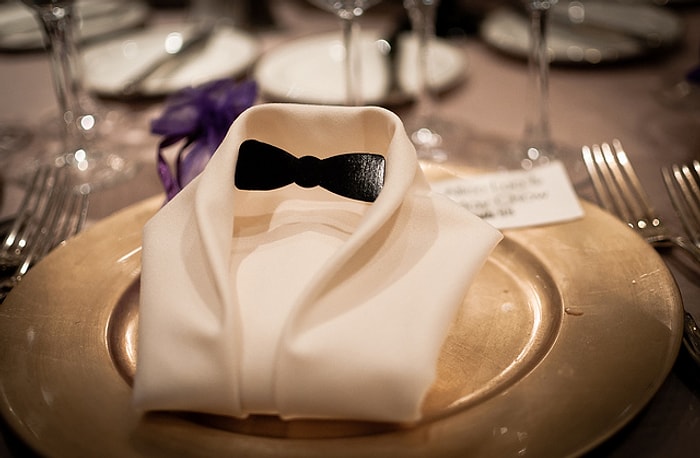 Üçgen Katlamaktan Gına Geldi! Tablo Yapıp Duvara Asacağınız 20 Peçete Katlama Sanatı