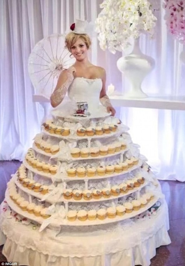 3. This Bride is happy to serve cupcakes to the guests!