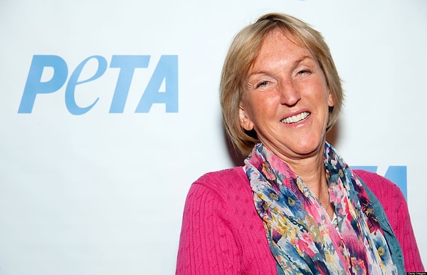 Ingrid Newkrik (руководитель организации PETA, ведущей борьбу за права животных) - одна из них. Она тоже полагает, что шимпанзе заставили это сделать.