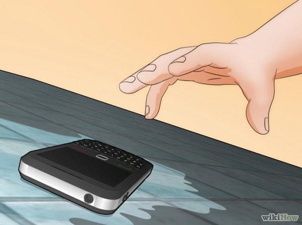 1. Telefonu bir an önce sudan çıkarın ve kapatın.