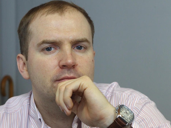 8. Он подчеркивает, что удивлен, что Анисина не довела развод до логического завершения еще в прошлом году.