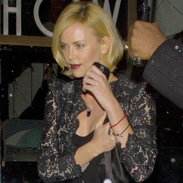 12. Charlize Theron'un hem nazar boncuğu kolyesi, hem de bileziği var.