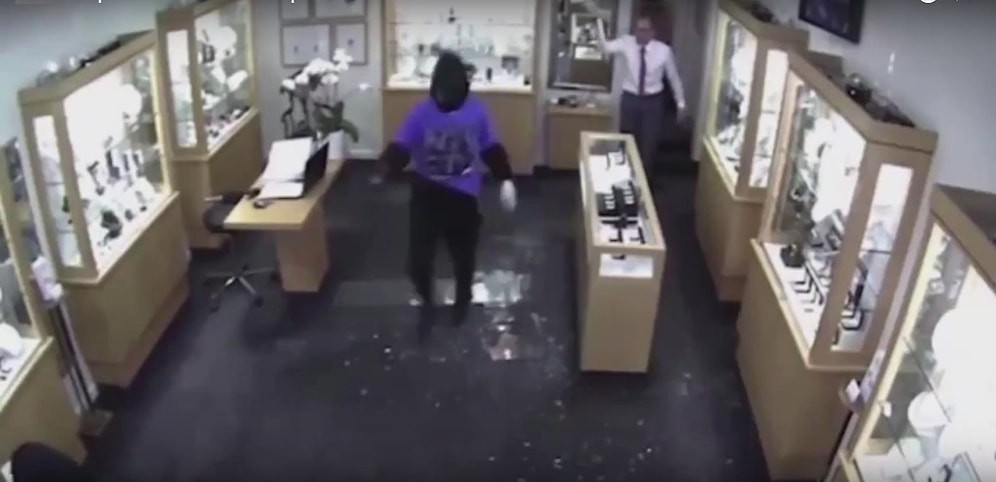 Смелый мужчина выгнал грабителей из ювелирного магазина