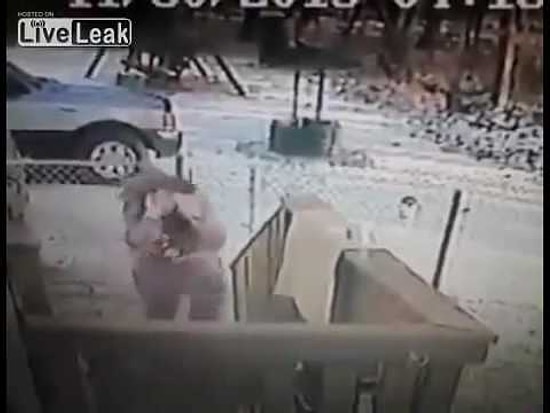 Ayağıyla Kar Attığı Kedi Tarafından Dumura Uğratılan Kadın