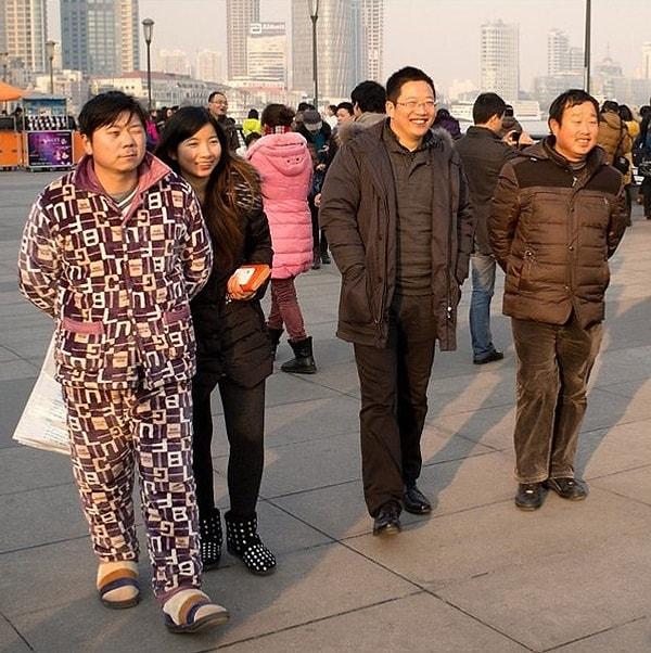 6. Şanghay'da en çok giyilen kıyafet pijama. Öğle yemeği veya markete çıktıklarında istedikleri gibi pijama giyiyor Şanghay yerlileri.