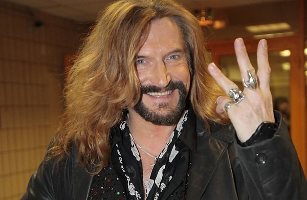 9. Помимо прочего, Джигурда сообщает, что собирается совершить каминг-аут на вечере, посвященному Хэллоуину.