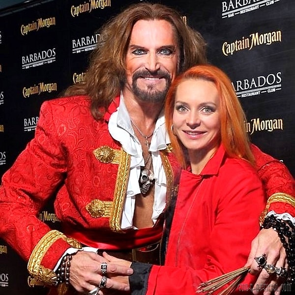 10. Однако он подчеркивает и тот факт, что ему не удается сейчас связаться с женой, чтобы обговорить все детали. (Напомним, что Марина Анисина вместе с детьми, Миком-Анжелем-Кристом и Эвой-Владой, проживает во Франции).