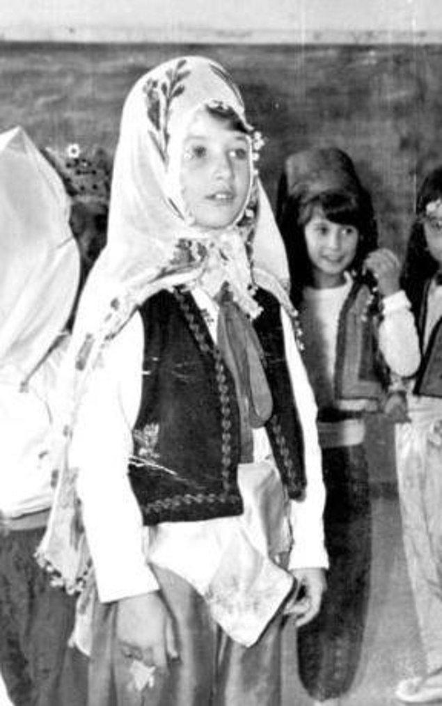 14. Bir bayram günündeki folklör kıyafetleriyle, Seda Sayan