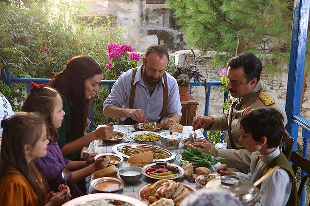 8. Savaşın ortasında da olsa sıcak, samimi bir aile ortamı. Selanik'in Türk halkı.