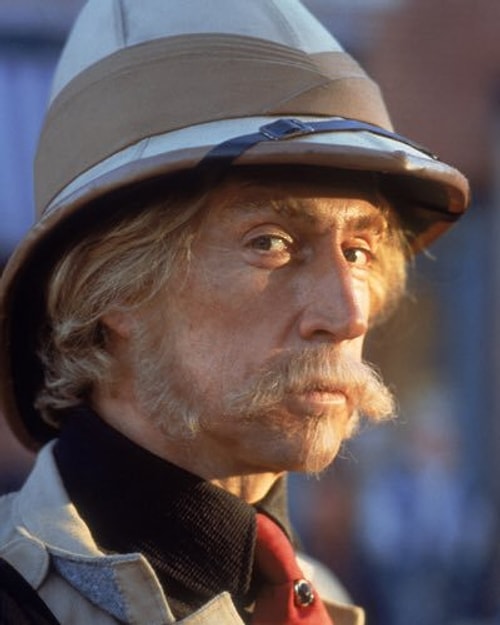 Alan's dad and the hunter, Van Pelt, were played by the same actor.