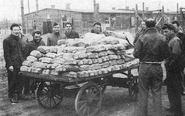 3. İkinci Dünya Savaşı esnasında taze ekmek satışı yasaklanmış. Nedeni de fırından çıkmış taze ekmeğin 'hemen yenmeyi teşvik etmesiymiş'. Ekmekler yalnızca 24 saat bekletildikten sonra satışa çıkabiliyormuş.