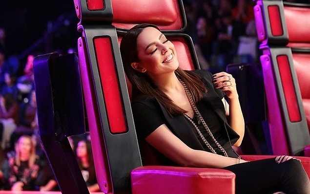Jüri üyelerine birbirine yakın seviyede maaş ödeyen Acun Ilıcalı'nın, Ebru Gündeş hamlesiyle işler karıştı. Ebru Gündeş, haftalık 100 bin liraya jüri koltuğuna oturmayı kabul etti.