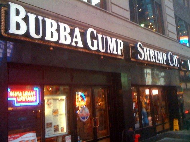 16. Forrest'ın karides hayalleri için kurduğu The Bubba Gump Shrimp Co. şirketi 1996'da bir restoran zinciri olarak açıldı ve şu anda 33 ülkede hizmet veriyor.