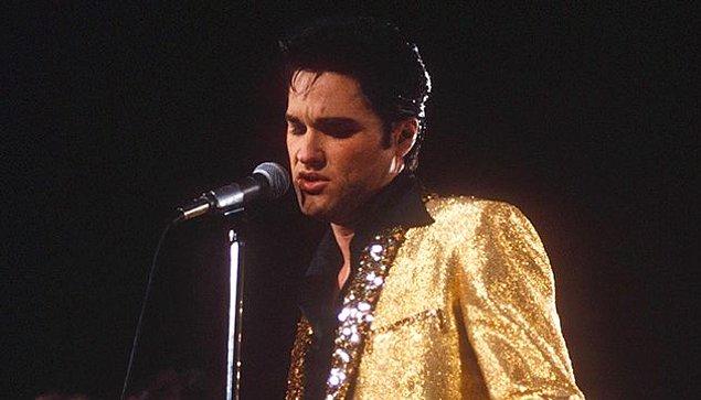 8. 1979 yapımı Elvis filminde ünlü şarkıcıyı canlandıran Kurt Russell bu filmdeki Elvis sahnelerinin seslendirmesini de yaptı.