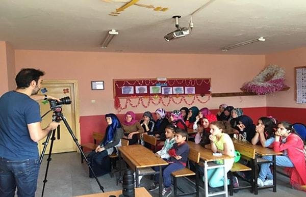 2016'da ise Trabzon'a gidiyorlar Ve Araklı Köyü Kestanelik Okulu'nda, hayatlarında hiç sinemaya gitmemiş çocuklar için bir sinema sınıfı kuruyorlar.