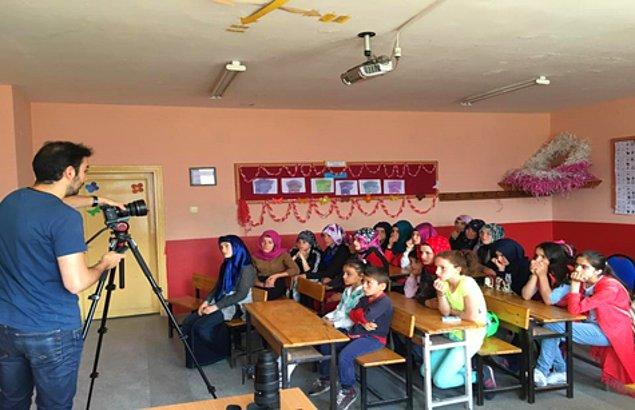 2016'da ise Trabzon'a gidiyorlar Ve Araklı Köyü Kestanelik Okulu'nda, hayatlarında hiç sinemaya gitmemiş çocuklar için bir sinema sınıfı kuruyorlar.