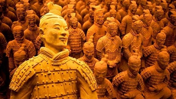 1. Самым древним  упоминанием о галстуке или шейном платке считается сенсационная находка в Китае статуй целой армии воинов императора Цинь Шихуан-Ди, который правил около 220-х годов до нашей эры