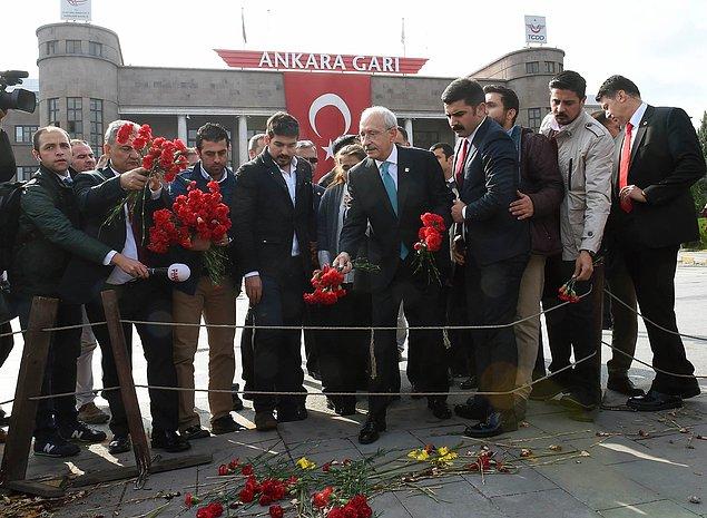 CHP lideri yürüyüş sırasında Ankara Garı katliamı kurbanlarını karanfil bırakarak andı