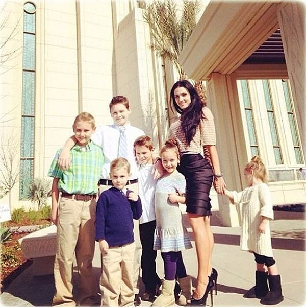 11. Трудно поверить, но эта милая девушка на фото - мать шестерых детей. Её зовут Дебора Гудмен, и ей 34 года.