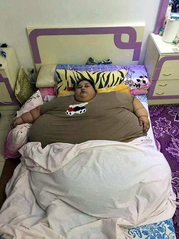 Iman'ın hızlı biçimde kilo aldığını fark eden ailesi İskenderiye'deki yerel hastanelerde çare aradılar ama hiçbir sonuç elde edemediler.