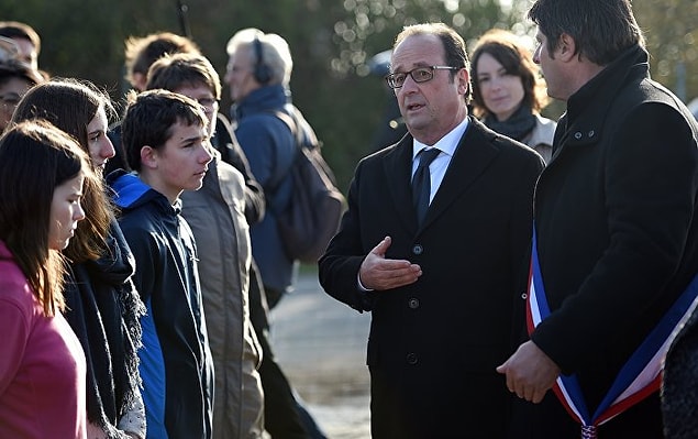 Hollande, kampı ziyaret eden ilk Fransa Cumhurbaşkanı oldu