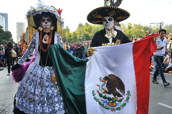 2. В День мертвых в Мексике вспоминают своих умерших, посещают кладбища и строят алтари на могилах с фотографиями и реликвиями, приносят любимые напитки и еду усопших.