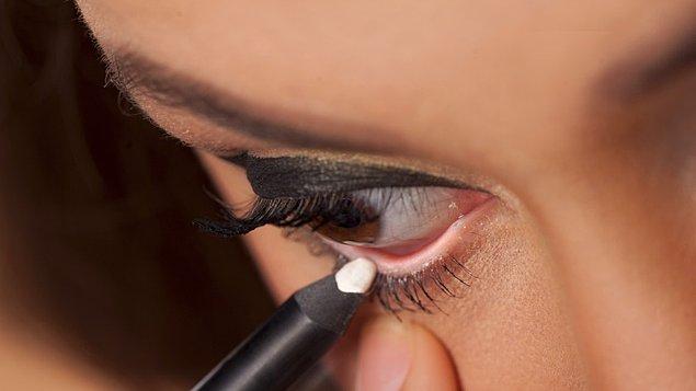 7. Gözlerinizi daha büyük göstermek demişken, göz içlerinize -beyaz değil- nude tonlarda göz kalemi çekin.