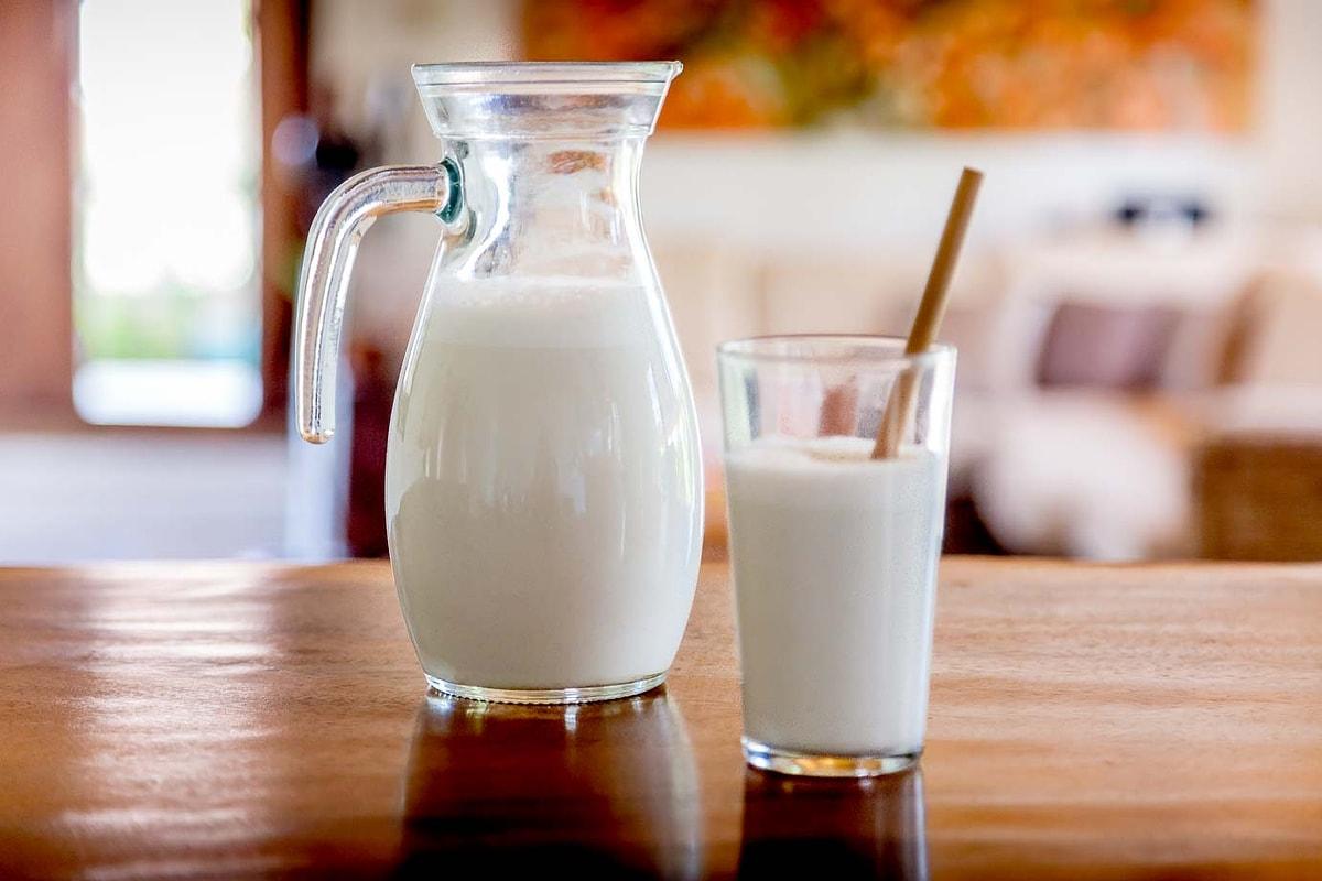 Сахар растительное стакан. Молоко с сахаром. Растительное молоко. Стакан молока. Молочный сахар.