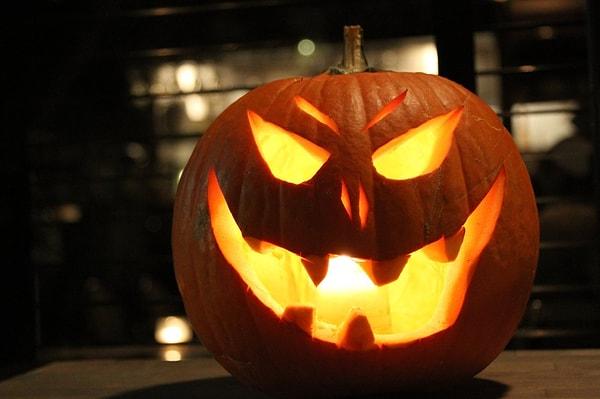 Elbette Halloween, ezelden beri çocukların kapı kapı dolaşıp şeker topladığı, gençlerin bir araya gelip garip kılıklara büründüğü bir bayram değildi...