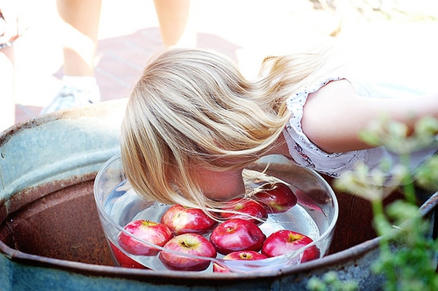 Bu elma daha sonra, bugün halen bir Halloween klasiği olan 'su dolu kovadan ağızla elma yakalama oyunu' olan apple bobbing'in çıkış noktası olacaktı.