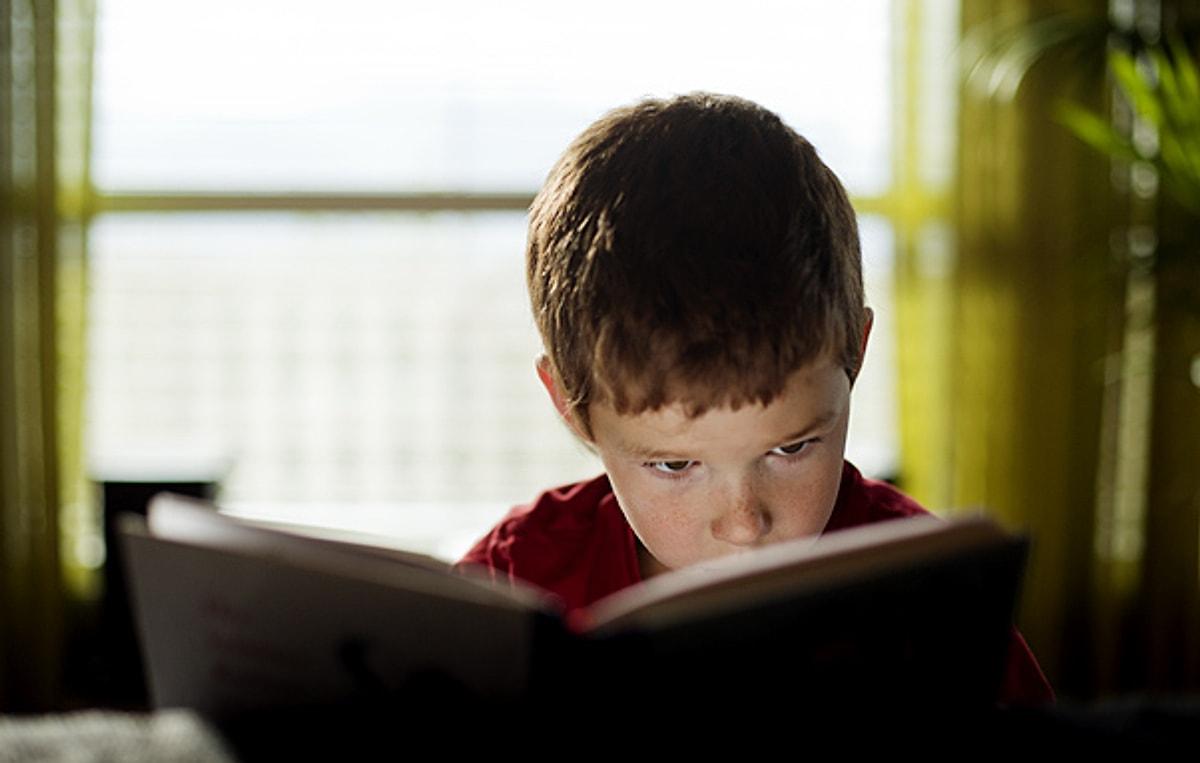 Читать мальчик 8 лет. Мальчик читает. Любознательный ребенок. Мальчик читает книгу. Мальчик писатель.