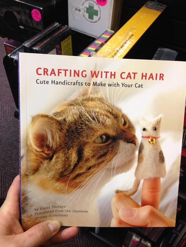10. Интереснейшая книга "Поделки из кошачьих волос"