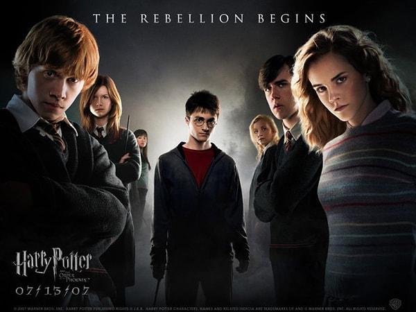 5. Bu sırada serinin, "Harry Potter ve Zümrüdüanka Yoldaşlığı" adlı 5. filminin galası yapıldı.
