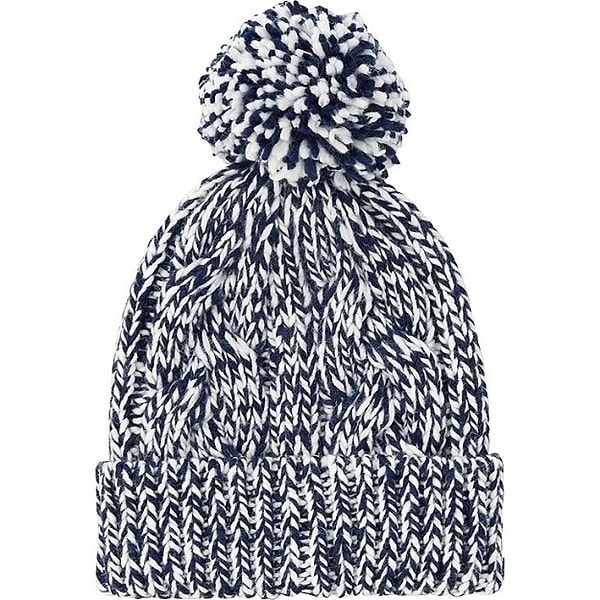 4. Вязаная шапочка с помпоном дополнит любой зимний образ