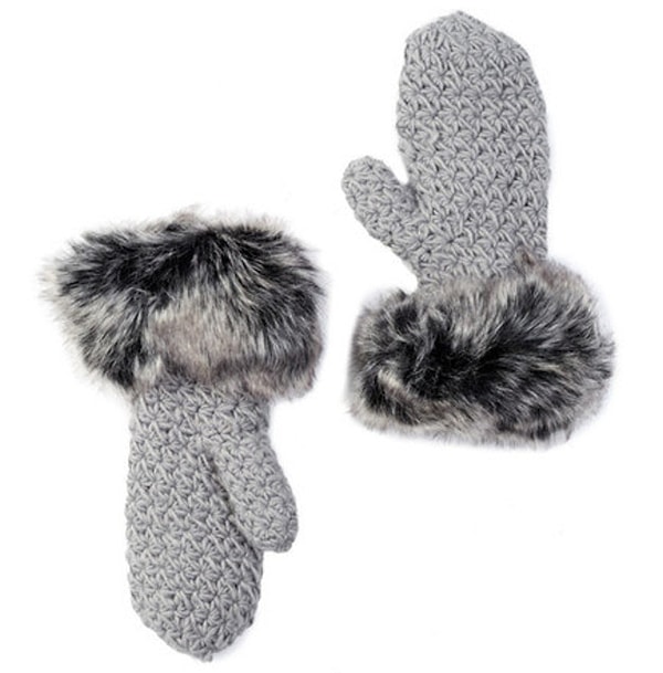 12. В этих подбитых искусственным мехом варежках ваши ручки будут чувствовать себя как дома