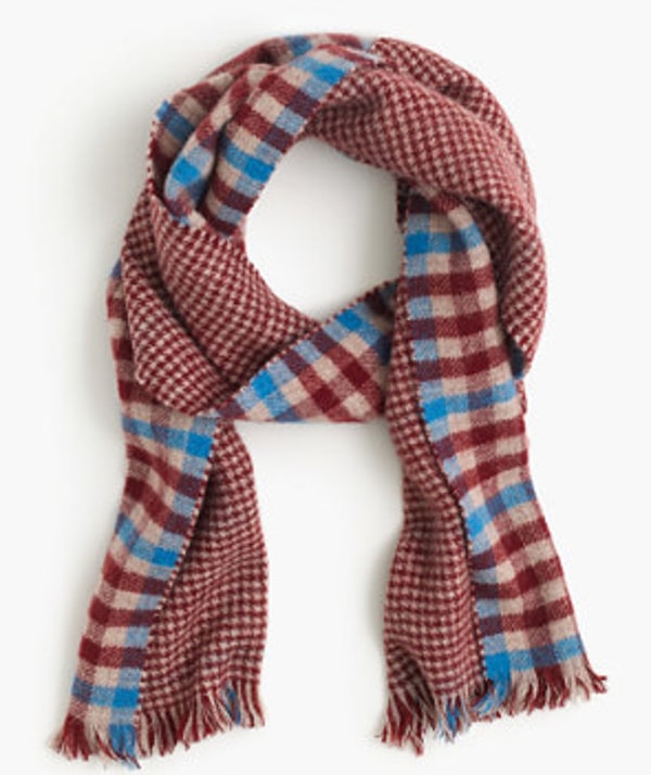 13. Мягкий твидовый шарф с приятной расцветкой поднимет настроение даже в самую сильную стужу