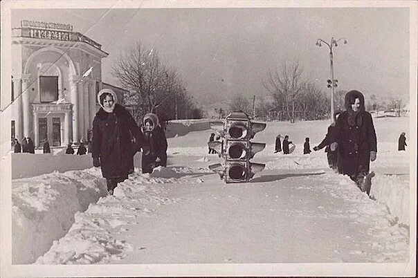Зима на Сахалине, 1969 год. Высоту снега можно определить по светофору.