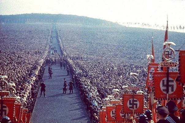 Это митинг сторонников Гитлера в 1937 году. Через 8 лет они скажут, что никогда не поддерживали его идеи.
