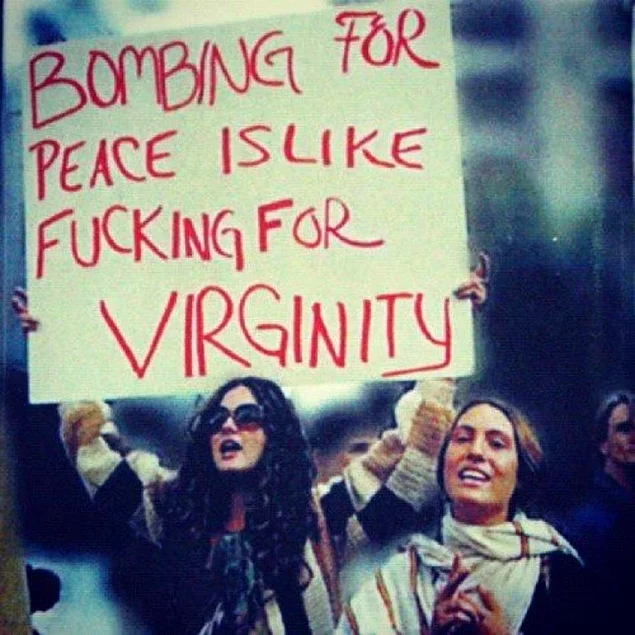 Знаменитый лозунг хиппи: "Бомбить ради мира - то же самое, что трахаться ради девственности"