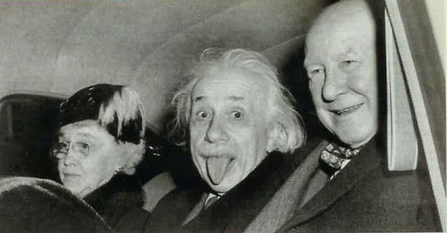 Полная версия знаменитой фотографии - журналист попросил Эйнштейна сделать умное лицо.