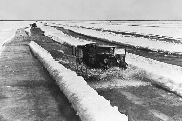 Дорога жизни: По тающему льду везут хлеб в блокадный Ленинград.