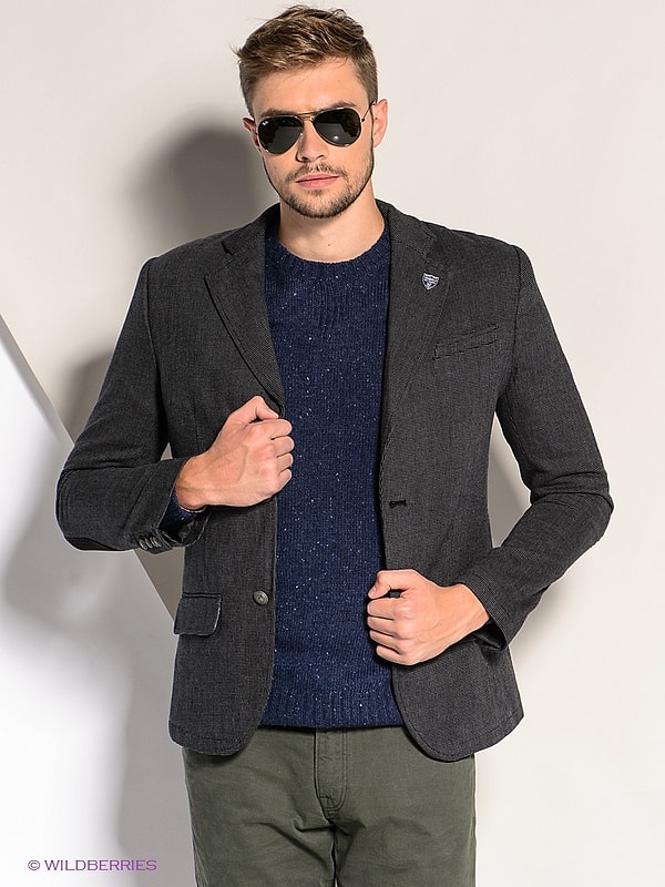 4. На некоторых новых пиджаках можно обнаружить нитки на плечах. Их нужно аккуратно срезать ножницами