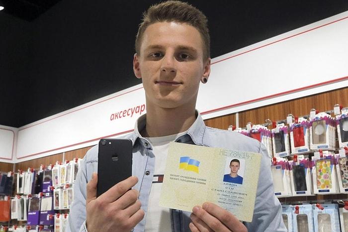 Ukrayna'da 3 Kişi Bedava Telefon İçin İsmini 'iPhone 7' Yaptı
