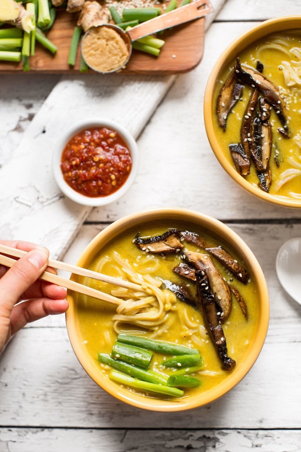 8. Веганский рамен с кокосом и карри