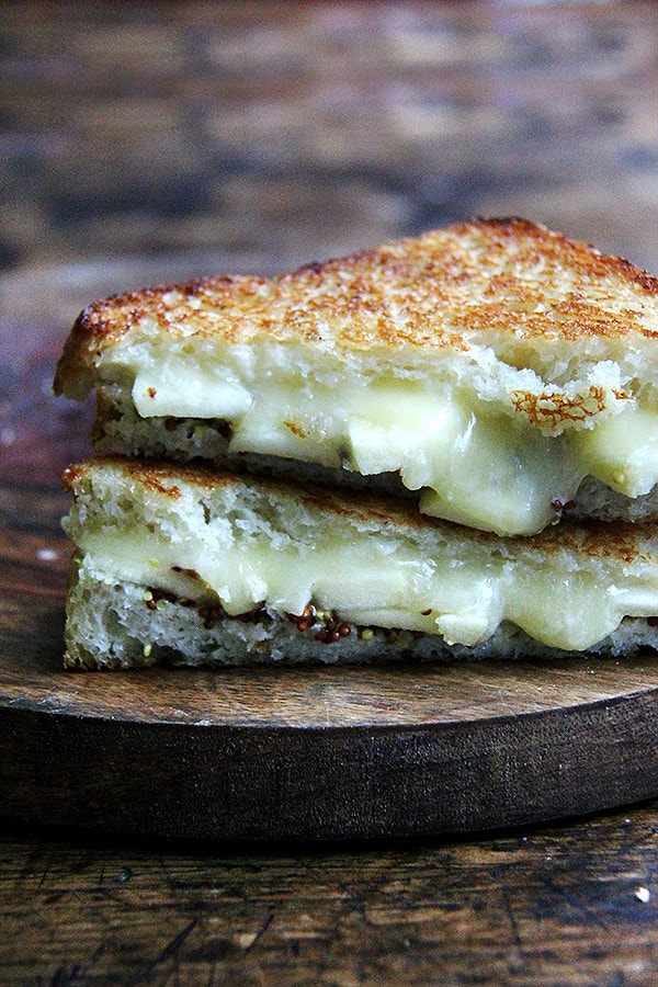 21. Сэндвич с жареным яблоком, чеддаром и горчицей