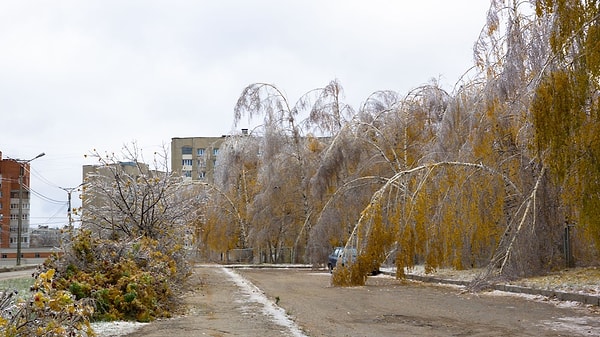 6. Поверхность земли превращается в сплошной каток, при этом не за что зацепиться, чтобы удержаться на ногах – вокруг только скользкий гладкий лед