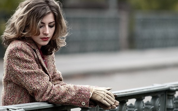 9. Одинокая девушка легко узнается во время специфических праздников - 8 Марта, День св. Валентина, - когда рядом с ней никто не идет