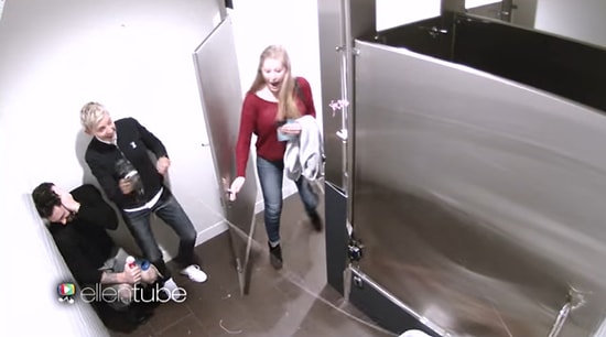 Ellen ve Adam Levine'den Tuvaleti Kullanan İnsanlara Bol Çığlıklı Sürpriz