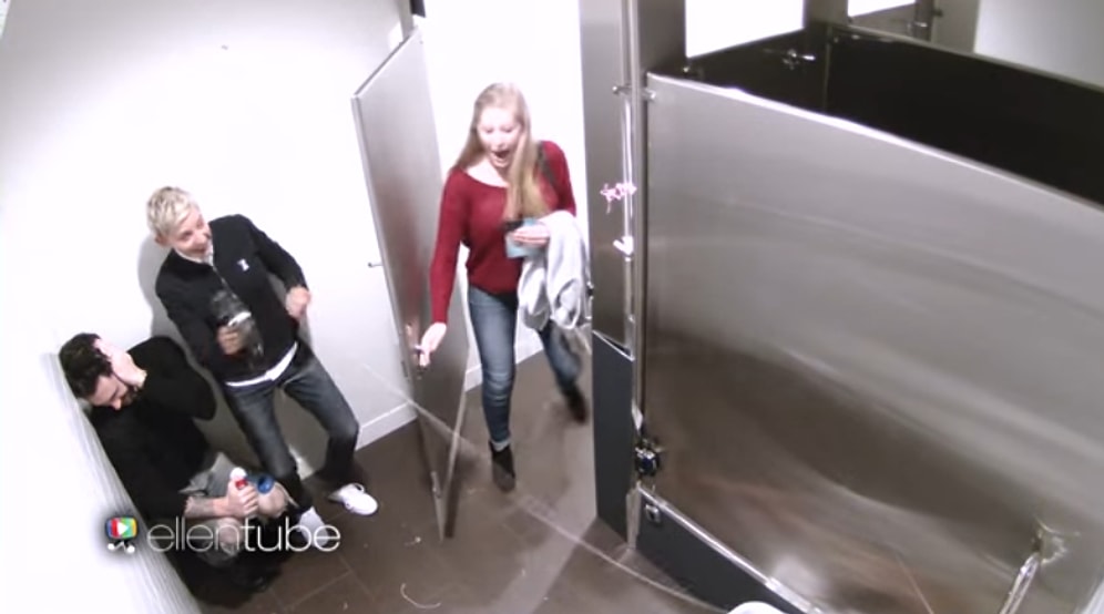 Ellen ve Adam Levine'den Tuvaleti Kullanan İnsanlara Bol Çığlıklı Sürpriz