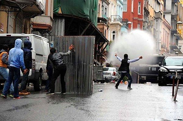 HDP İstanbul İl Başkanlığı önünde gazlı müdahale